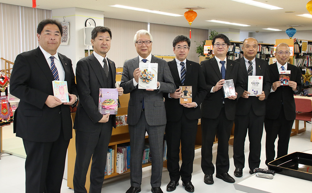 贈呈式に出席した奥村会長(左から2人目)、樫畑理事長(同3人目)、和歌山東RCの皆さん