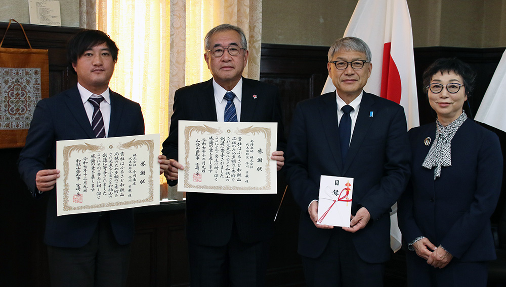 寄付目録と感謝状を手に(左から)今川常務、今川社長、宮﨑知事、南方監査役