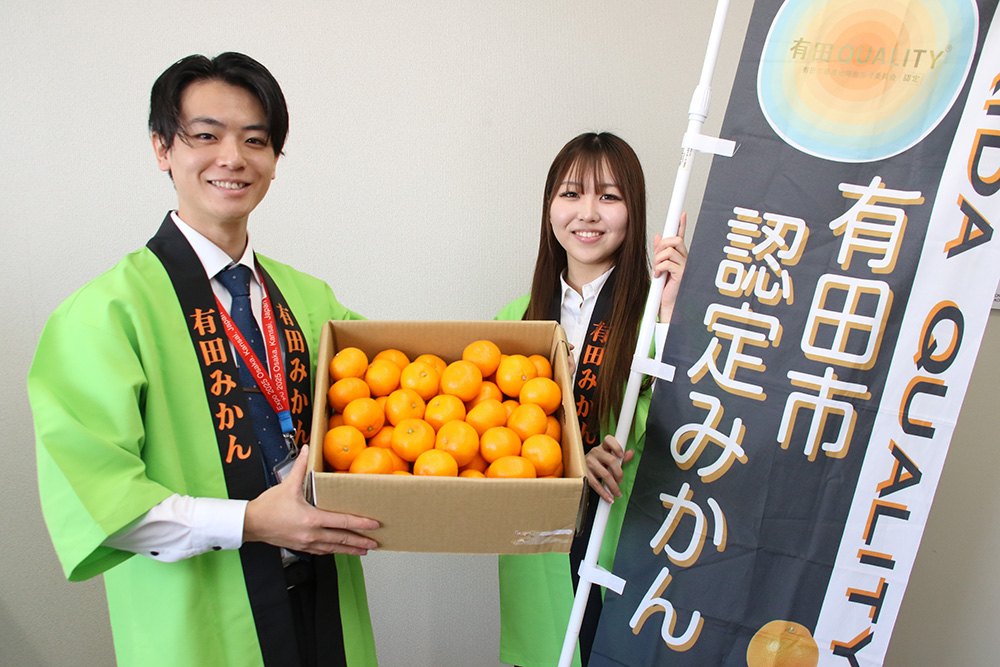 有田市認定みかんをＰＲする北野さん㊧と森さん