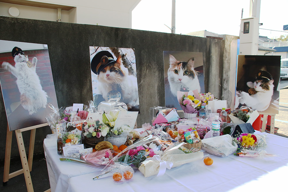 ニタマへの花やメッセージが寄せられた献花台