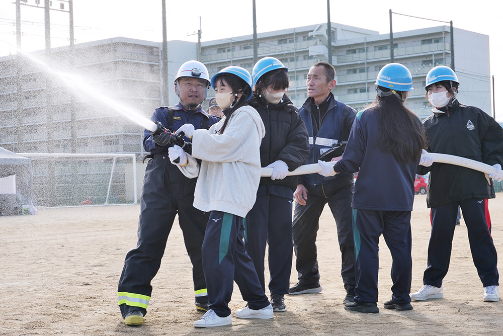 放水訓練をする河西中学校の生徒ら