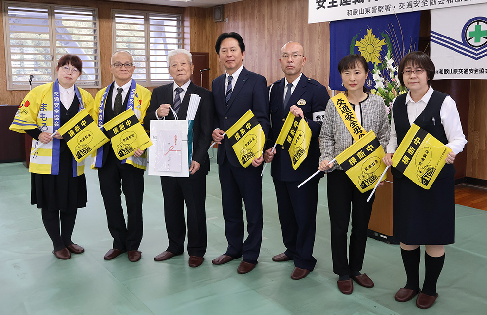 寄贈式に参加した(左3人目から)新家支部長と小林支店長ら