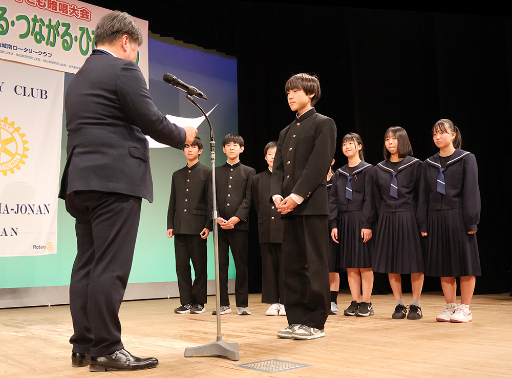 城南ＲＣ会長賞を受けた伏虎義務教育学校８年の皆さん