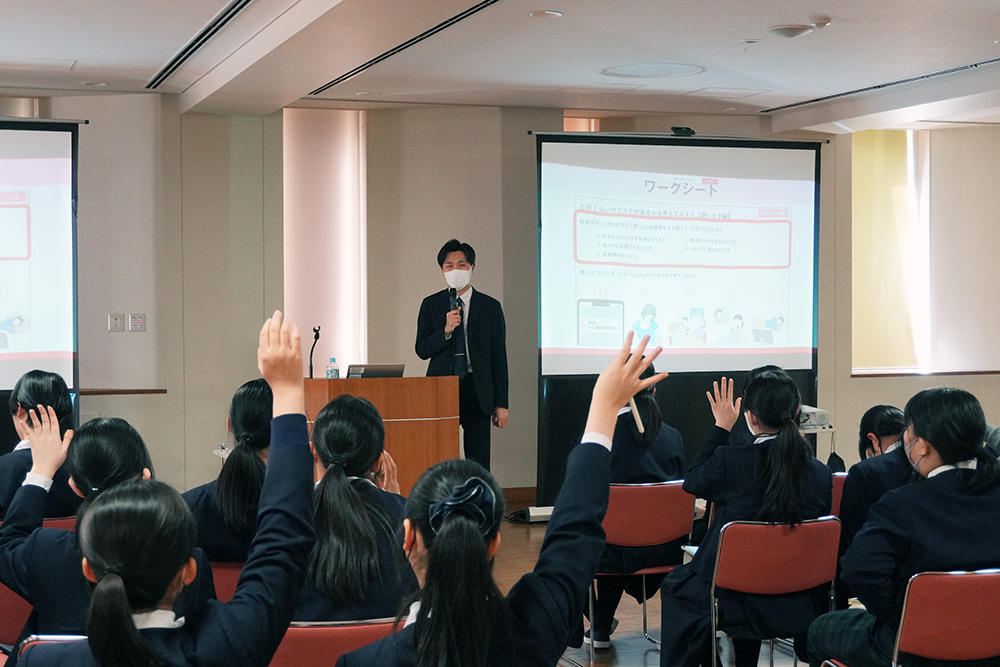 積極的に挙手する生徒たち