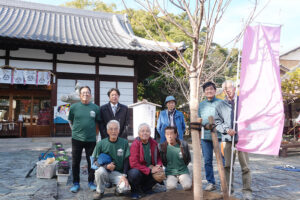 「淡墨桜を守り広げる会」の皆さんら