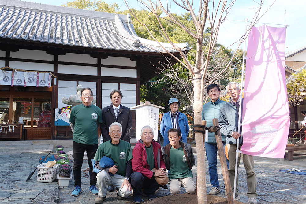 「淡墨桜を守り広げる会」の皆さんら