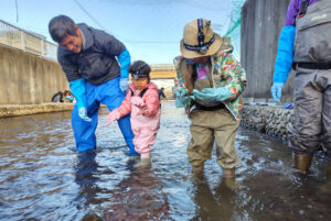 魚道に入り観察する参加者