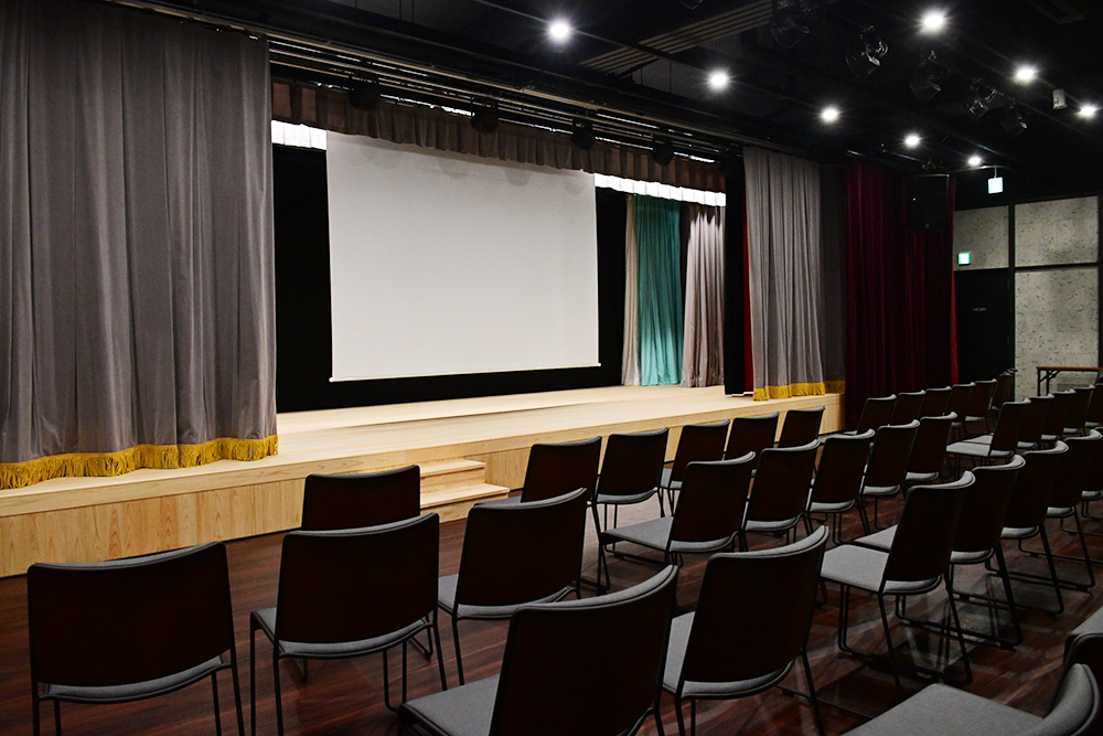 ヒノキの舞台に６幕が設置されている