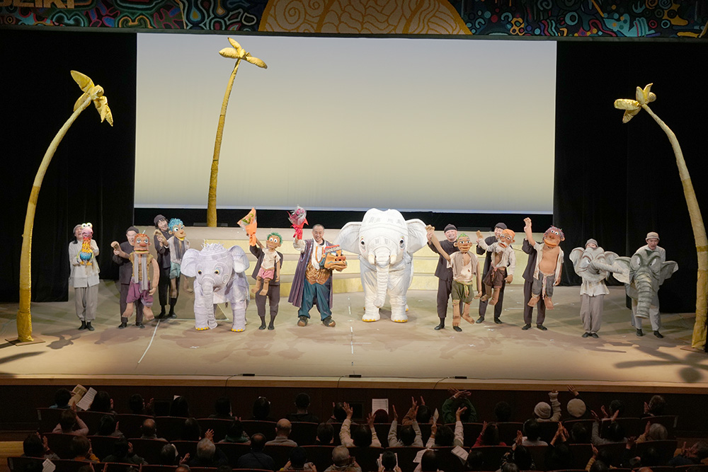 カーテンコールで観客と劇団員が歌った