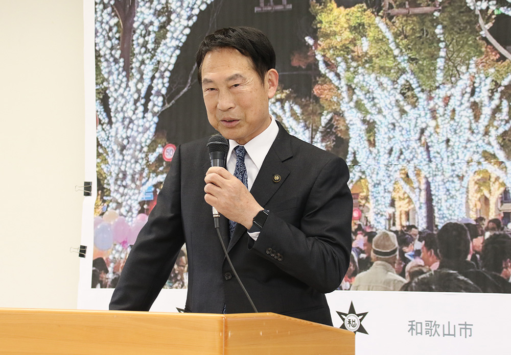 水道管の漏水調査について話す尾花市長