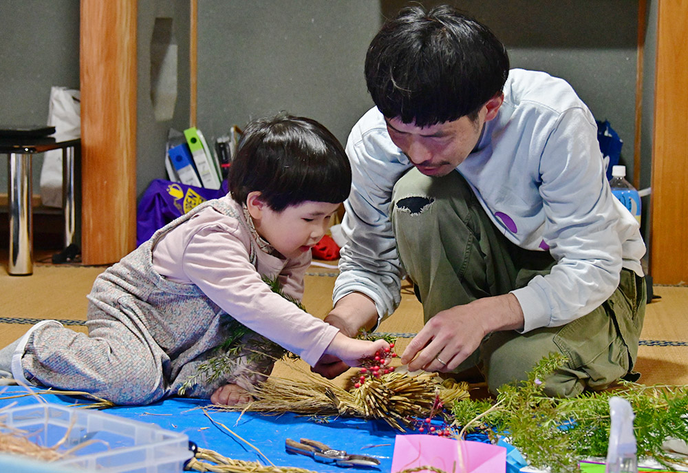 飾りを付ける親子