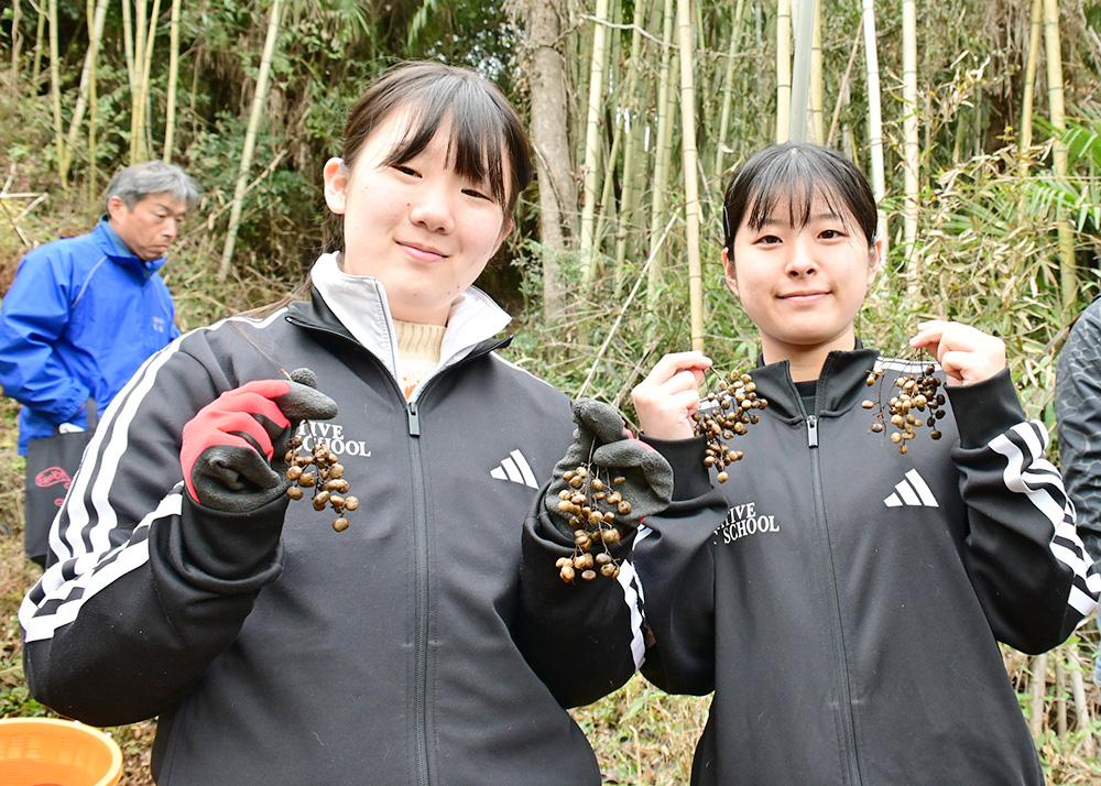 収穫した実を手に持つ、りら高生