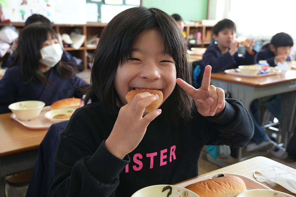 「おいしい」と笑顔の児童