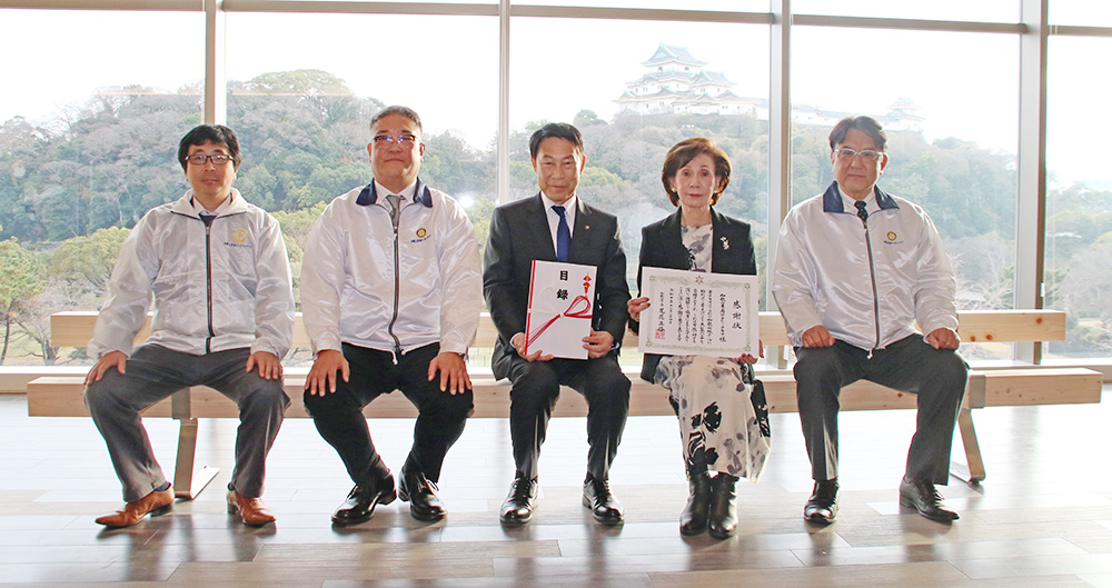 寄贈したベンチに座る尾花市長（中央）、小林会長（左隣）ら