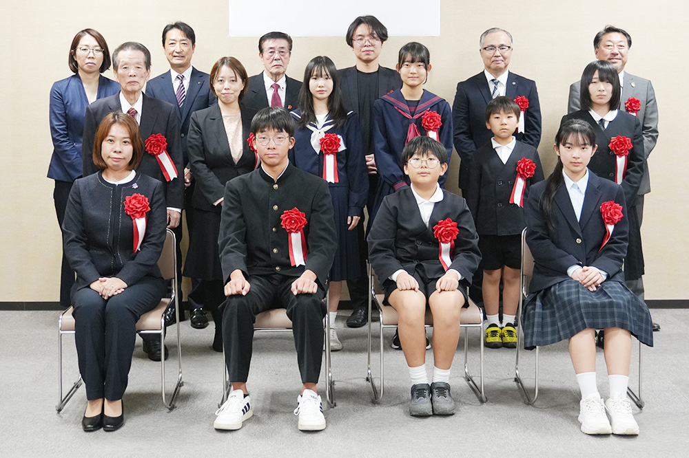 作文とポスターの表彰を受けた皆さん