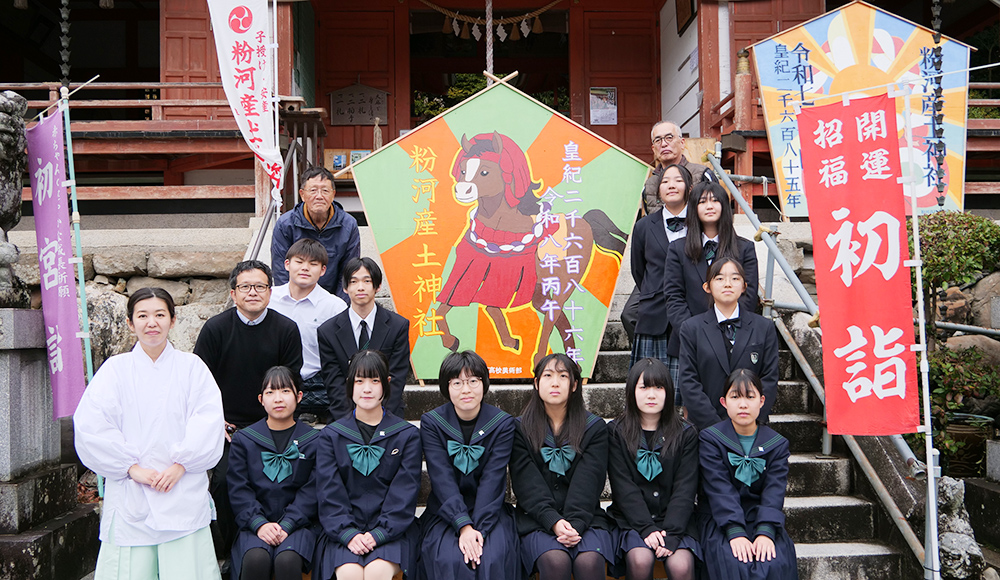 絵馬を受け取った蒲宮司㊧と美術部の皆さん