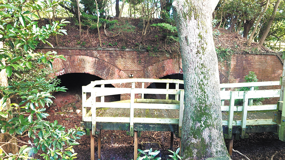 由良地区に残る「由良要塞」の一部