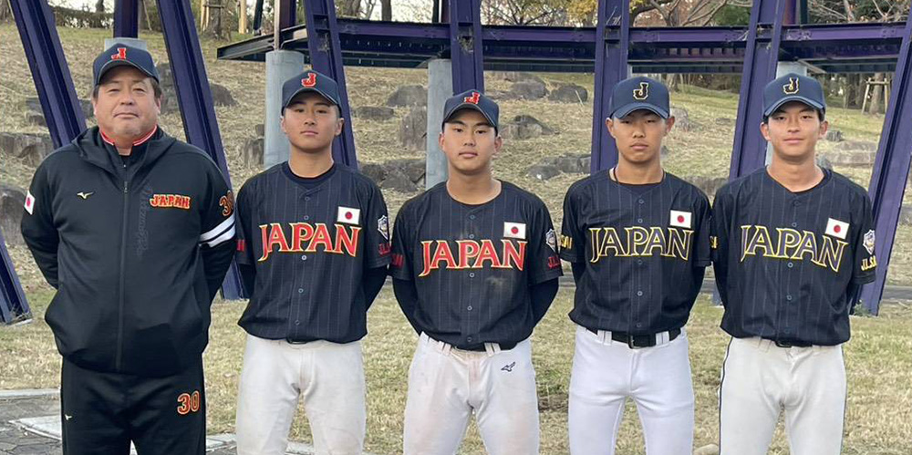 活躍を誓う（左から）関西代表の小畑高準監督、上野山選手、下田選手、上原選手、仲田選手（和歌山リトルシニア提供）