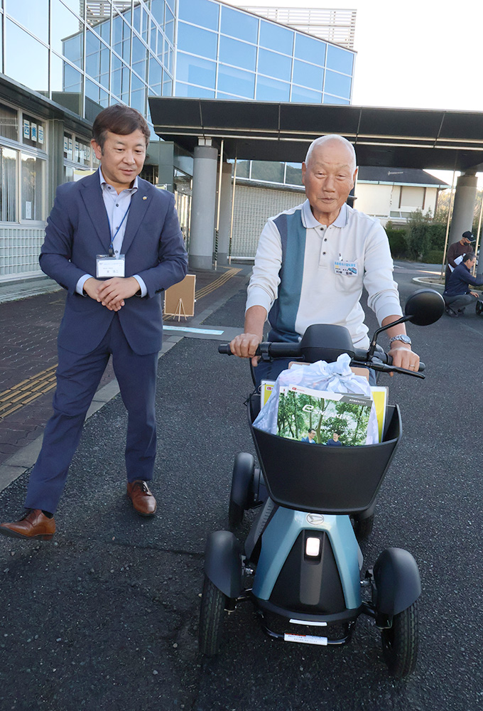 電動カーを体験する参加者