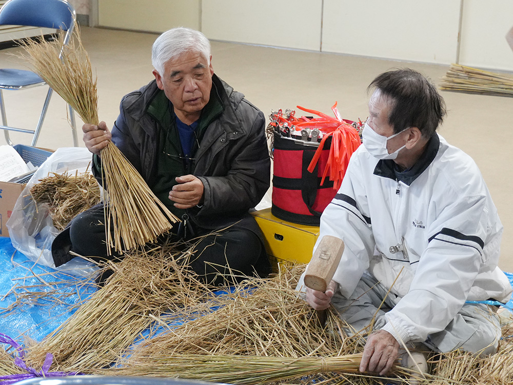 森さん㊨に教わりながら、しめ縄を完成させた