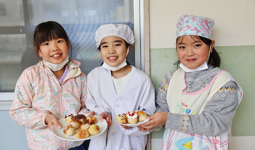 パンの完成を喜ぶ児童たち