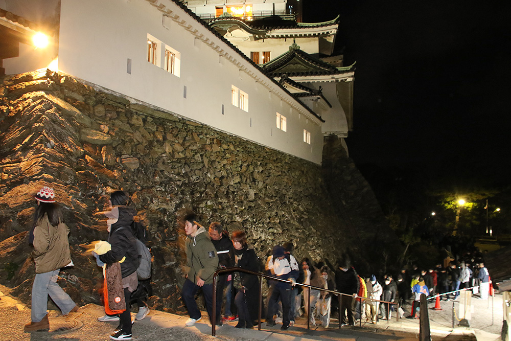 夜明け前の和歌山城天守閣を訪れる人々