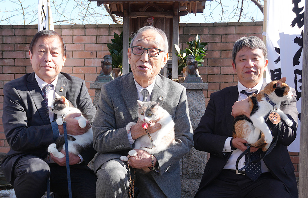 たま神社前で小嶋社長と「ろくたま」(中央)、猫駅長ら