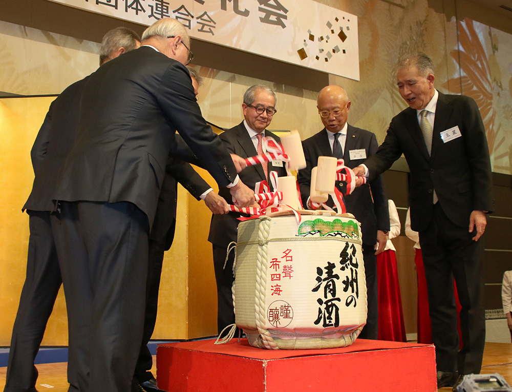 鏡開きで新春を祝う経済５団体の代表ら