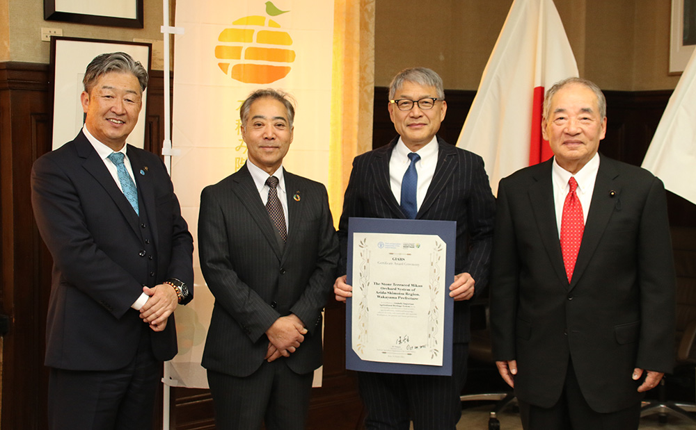 認定証を手に（左から）玉木副会長、森田会長、宮﨑知事、尾崎顧問