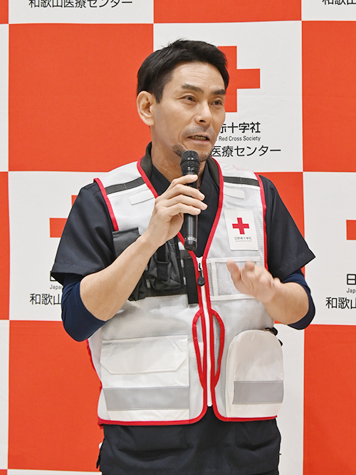 あいさつする古宮医師