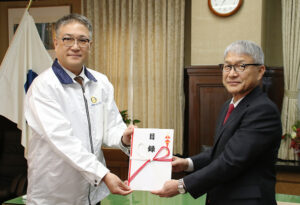 目録を手にする小林会長㊧と宮﨑知事