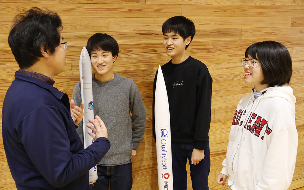 カイロスについて話す（左から）藤木教諭、北畑さん、佐野さん、橋爪さん