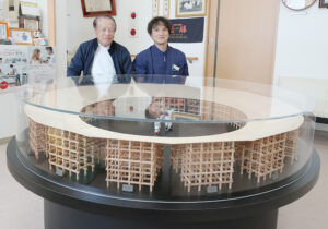 大屋根リングの模型を前に畠中耕作名誉院長㊧と畠中院長