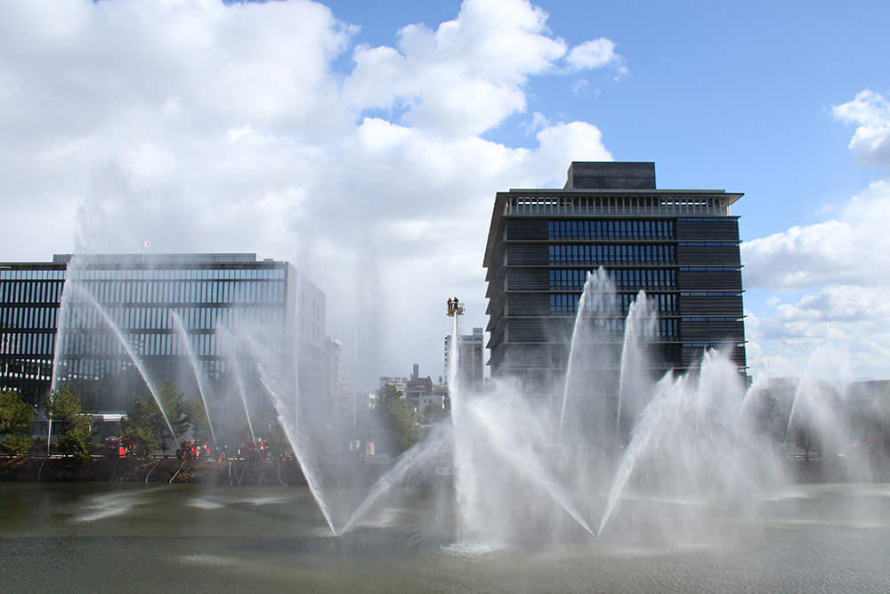 和歌山の「Ｗ」を描いた放水演技