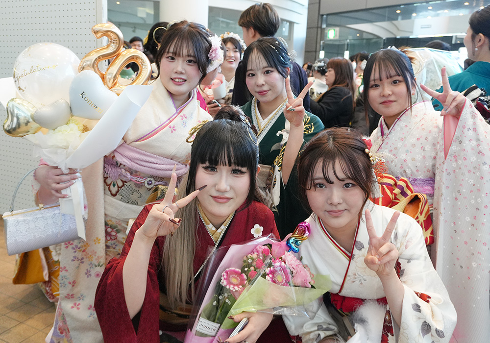 仲良し5人で笑顔の出席者(海南市)