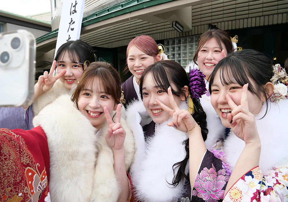 記念撮影をする参加者(紀の川市)