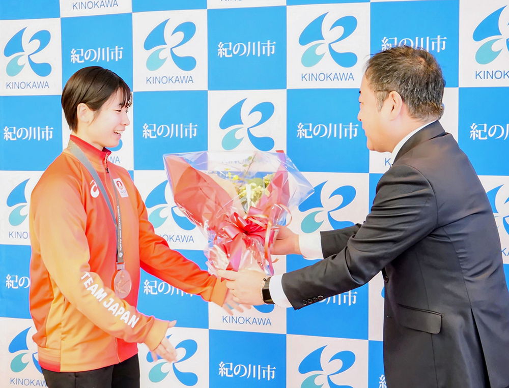 岸野選手㊧に花束を贈り祝福する岸本市長