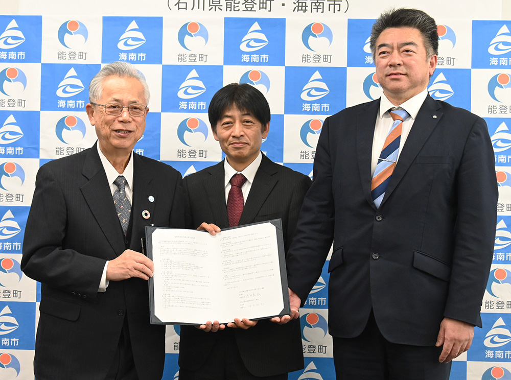 協定書を手に（左から）神出市長、上田さん、吉田町長