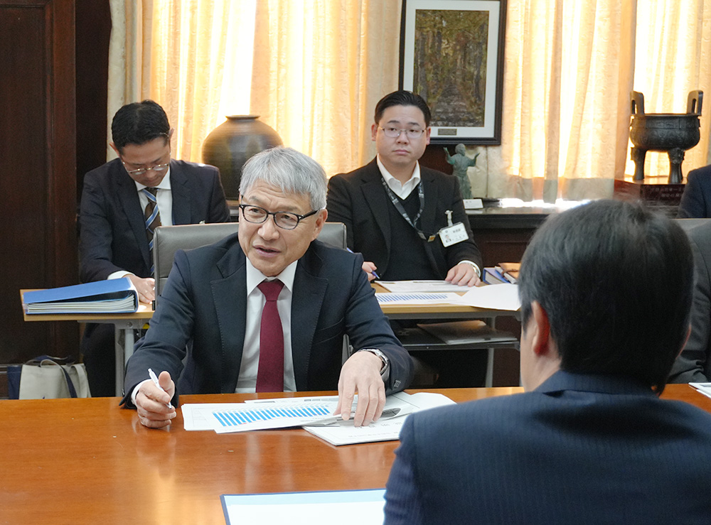 事業について職員と意見を交わす宮﨑知事