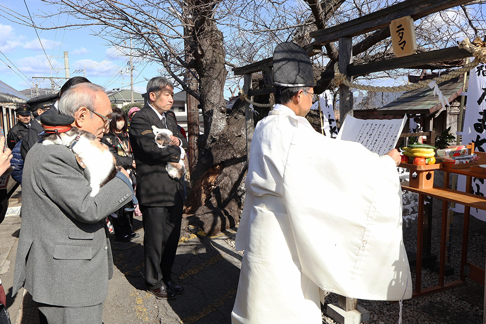 鎮座祭に参加する小嶋社長㊧ら