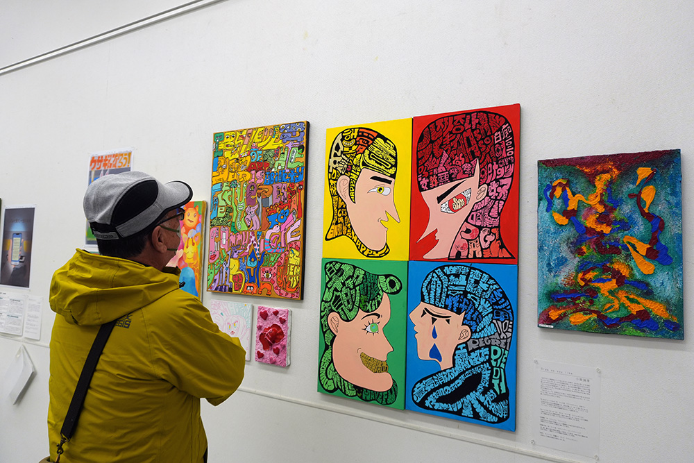 生徒の作品を鑑賞する来場者