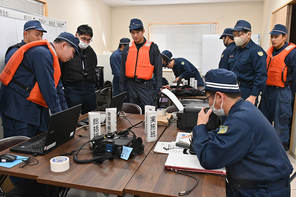 通信機器を設置していく署員ら