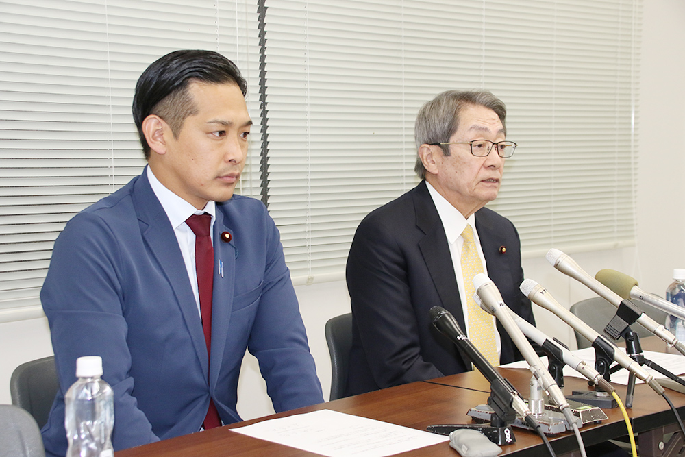 役員会後に会見する県連の石田真敏会長㊨と山本大地幹事長