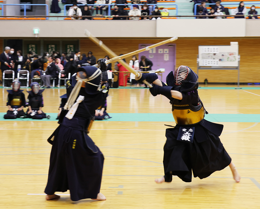 激しく竹刀を交わす剣士たち