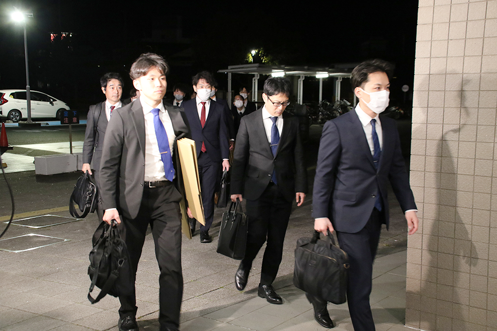 県スポーツ振興財団事務局に家宅捜索に入る県警捜査員ら(20日午後6時59分)