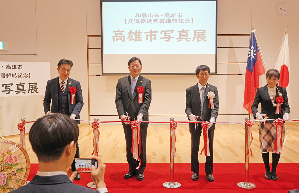 テープカットで開会を祝った