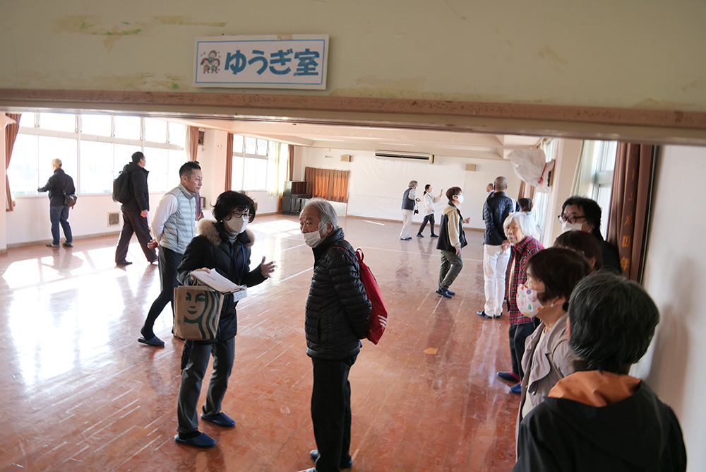 保育所内の状況を確認する地域住民ら