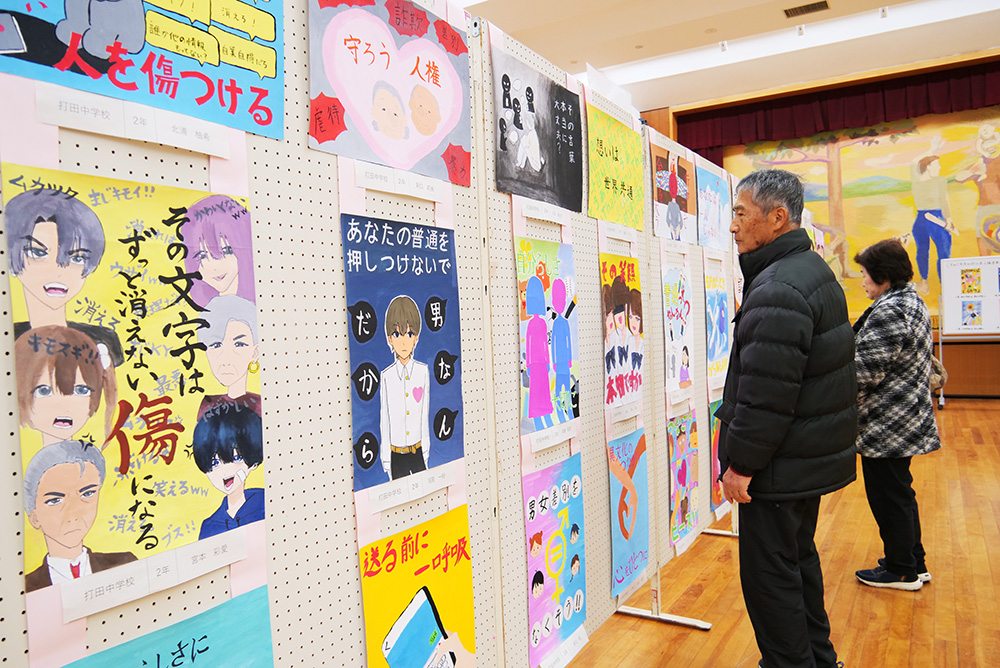 作品に見入る来場者