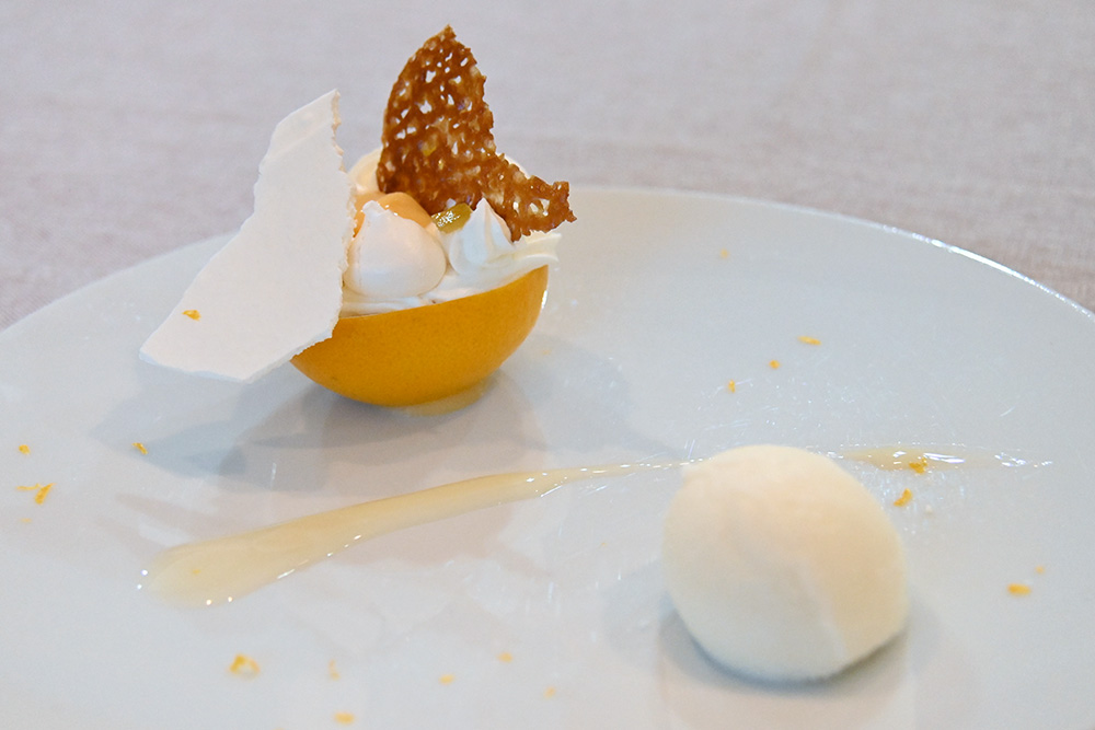 デザートコースのレモンタルト