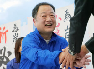 支援者らと喜びを分かち合う岸本氏